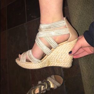 Strappy wedges!! 👠